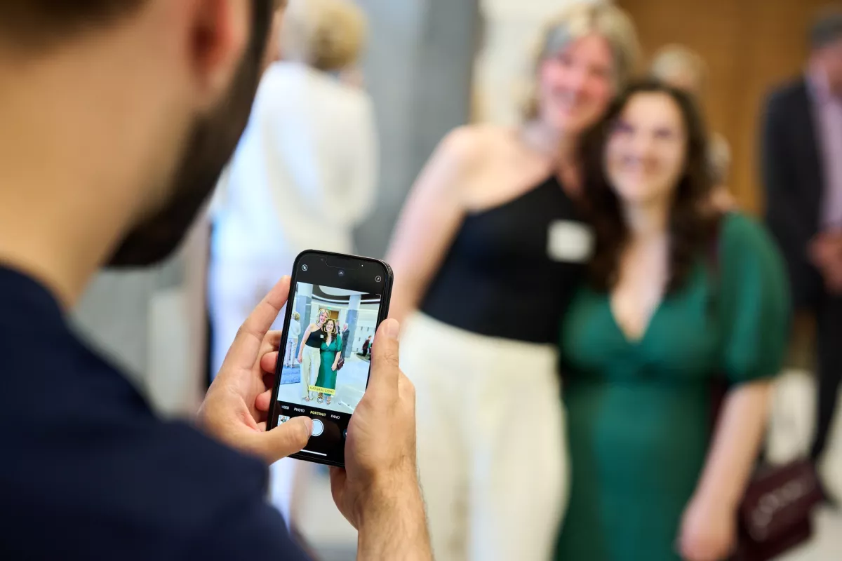 Photo smartphone remise des bourses Vocatio